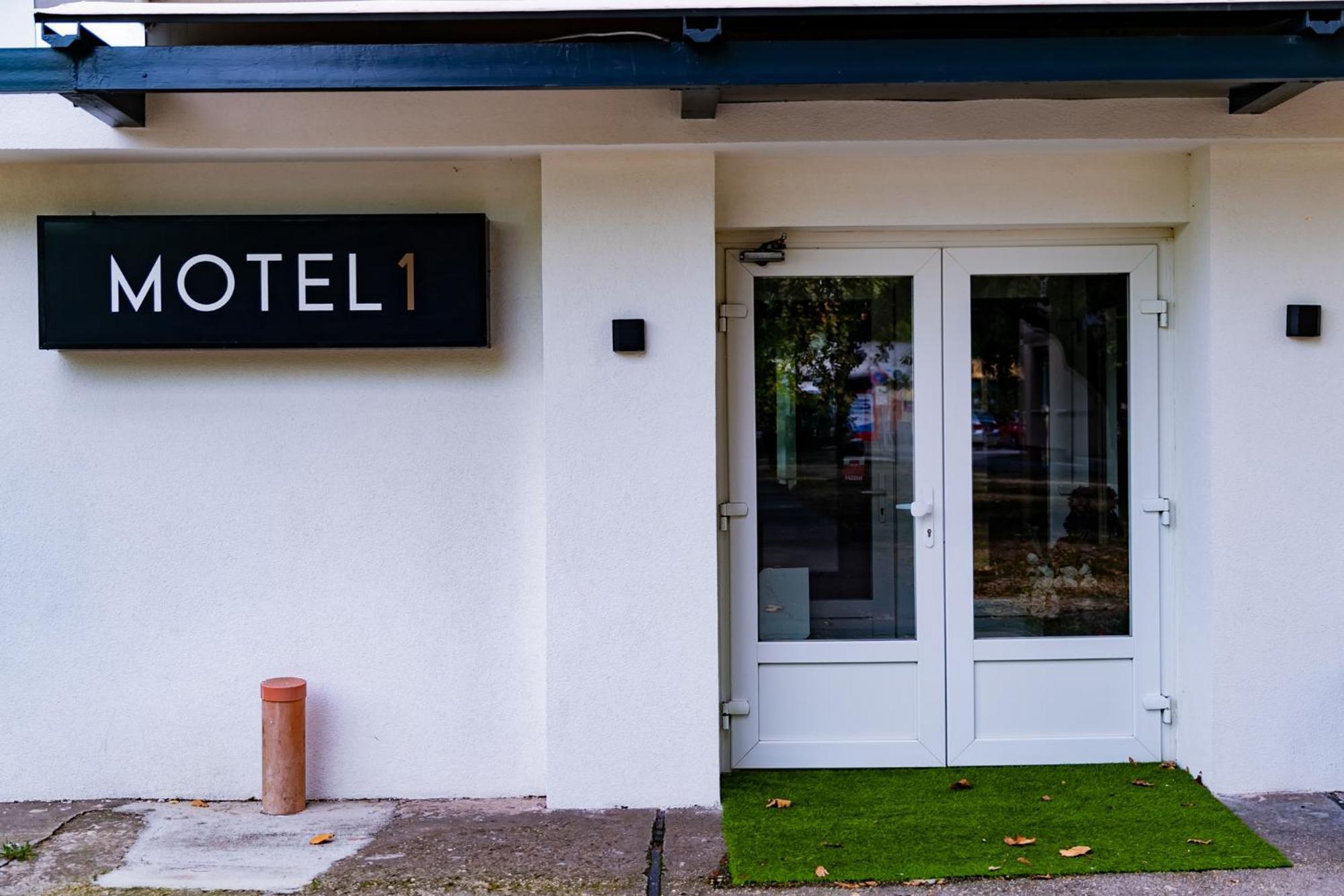 Motel1- A Megfizetheto Luxus! Dunaújváros Exteriör bild